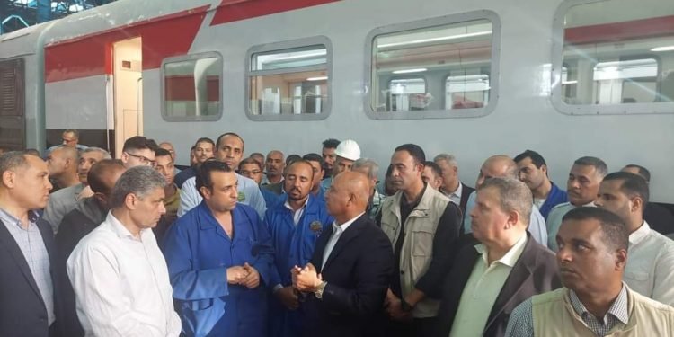 وزير النقل يعلن خلال جولته التفقدية بورش كوم ابوراضي ببني سويف اعادة تشغيل أول قطار اسباني تم اعادة تأهيله وتطويره.