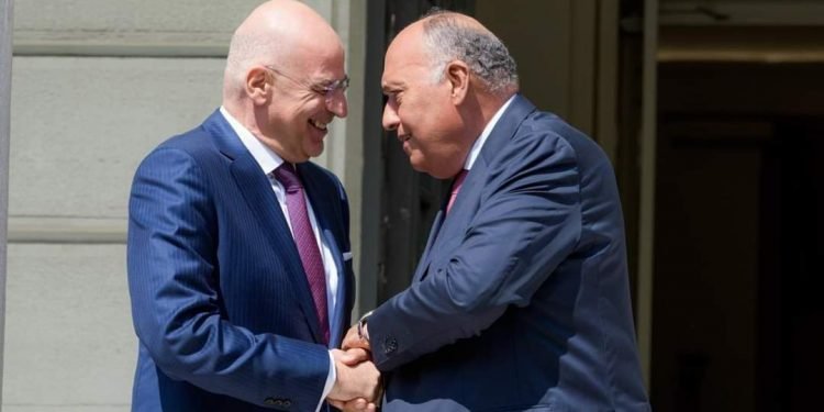 وزير الخارجية يجري مباحثات مع وزير خارجية اليونان، وينقل رسالة شفهية من رئيس الجمهورية