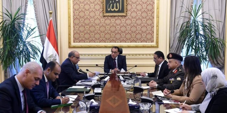 رئيس الوزراء يعقد اجتماعاً لبحث سبل استغلال احتياطات مصر من خام التنتالوم