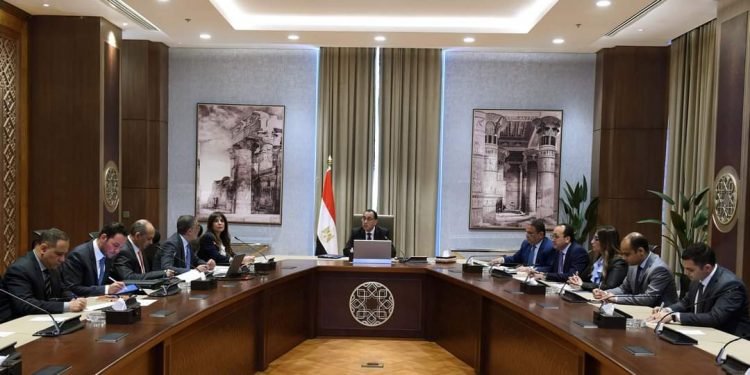 رئيس الوزراء يبحث مع الرئيس التنفيذي للهيئة العامة للاستثمار مقترحات تيسير إجراءات الاستثمار
