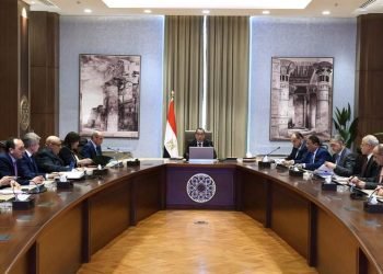 رئيس الوزراء يعقد اجتماعا لبحث سُبل النهوض بالمناطق الاستثمارية والصناعية