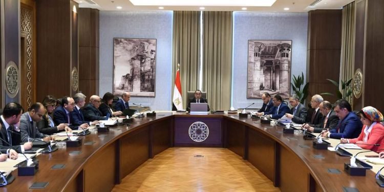 رئيس الوزراء يعقد اجتماعا لبحث سُبل النهوض بالمناطق الاستثمارية والصناعية