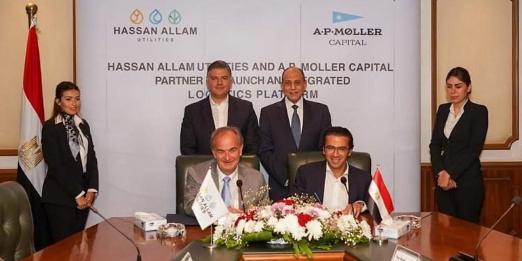 وزير الطيران المدنى يلتقى وفدا من شركتي حسن علام للمرافق وِ A.P. Moller Capital