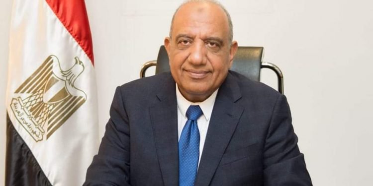 فى إطار المتابعة الدورية.. وزير قطاع الأعمال العام يستعرض تقرير أداء قطاع الصناعات الكيماوية التابع للوزارة