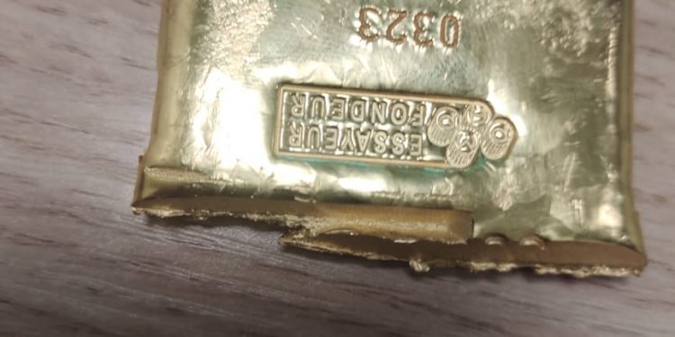 جمارك مطار أسيوط الدولى تضبط محاولتي تهريب سبيكة وكمية من المشغولات الذهبية