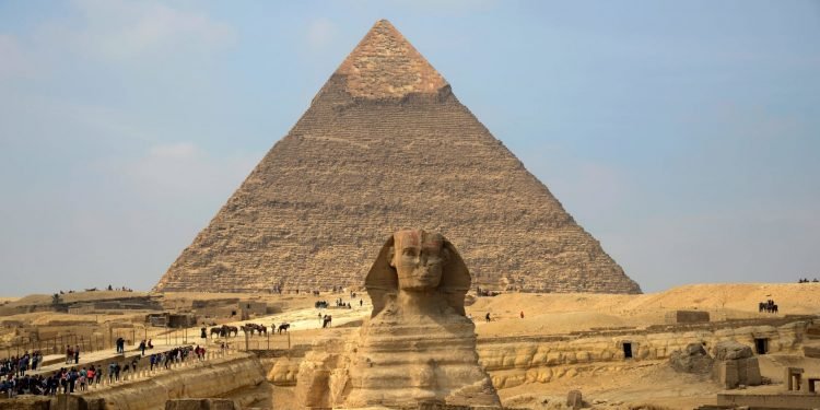 السياحة والآثار: تستقبل الشكاوى المتعلقة بالمواطنين والسائحين عبر الخط الساخن 19654