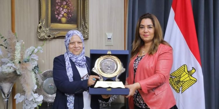 بالتعاون مع مؤسسة العربي لتنمية المجتمع .. محافظ دمياط تسلم 20 جهازا لفتيات المحافظة المقبلات على الزواج