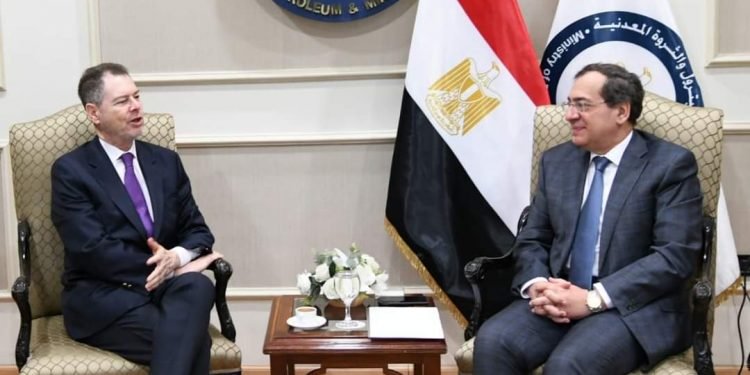 استقبل وزير البترول السفير الأسبانى بالقاهرة حيث تم بحث التغيرات التى تشهدها صناعة الطاقة فى ظل التحديات العالمية الحالية.