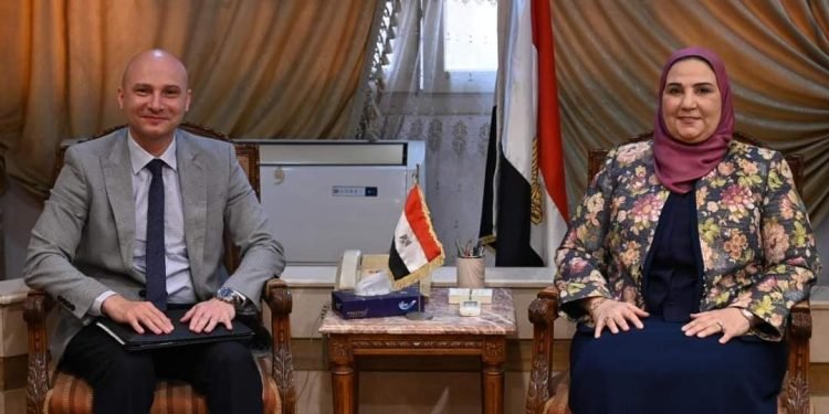 وزيرة التضامن الاجتماعي تلتقي المدير التنفيذي للهلال الأحمر المصري للوقوف على آخر تطورات مركز خدمات الإغاثة الإنساني