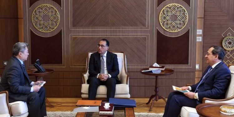 رئيس الوزراء يستعرض مع نائب رئيس ” أباتشي ” العالمية استثمارات الشركة في مصر وخططها المستقبلية