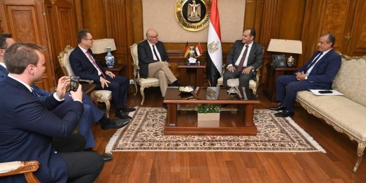 وزير التجارة والصناعة يبحث مع عضو اللجنة البرلمانية للشئون الخارجية بالبرلمان الالماني سبل تعزيز التعاون الاقتصادي بين البلدين