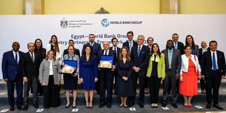 وزيرة التعاون الدولي تُكرم المدير القطري للبنك الدولي ومدير العمليات