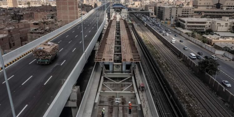 الهيئة القومية للأنفاق: إتمام المرحلة الأولى والأساسية من تركيب مسار خط المترو المار أعلى محطة مترو جامعة القاهرة .