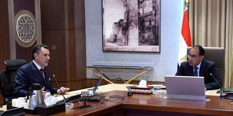 رئيس الوزراء يستعرض مع وزير السياحة مستجدات صناعة السياحة وعددا من مشروعات الوزارة