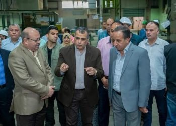 “وزير الدولة للإنتاج الحربي” يفاجيء قيادات وعمال “إنتاج وإصلاح المدرعات” بجولة تفقدية