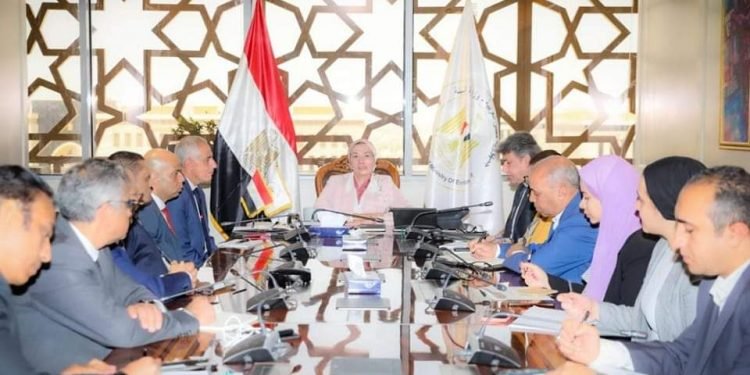 وزيرة البيئة تلتقي عددًا من المستثمرين والشركات العاملة في مجال تحويل المخلفات إلى طاقة