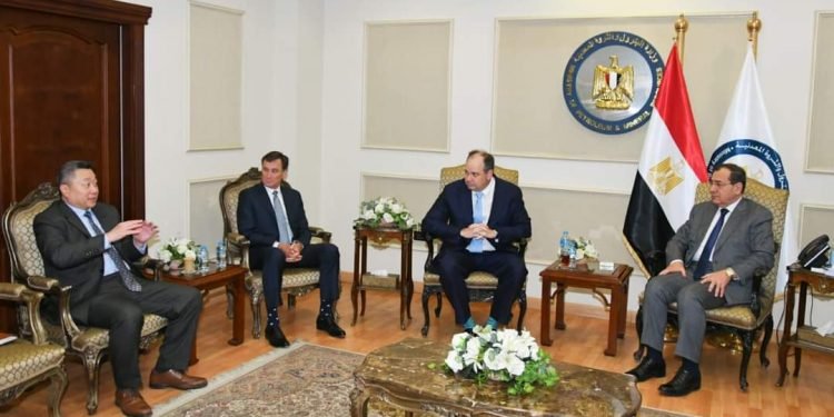 وزير البترول يستقبل  جون كريستمان الرئيس التنفيذى لشركة اباتشى الأمريكية وديفيد شي رئيس أباتشى مصر