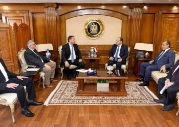 وزير التجارة والصناعة يبحث مع وفد شركة مرسيدس – بنز تعزيز استثمارات الشركة بالسوق المصري