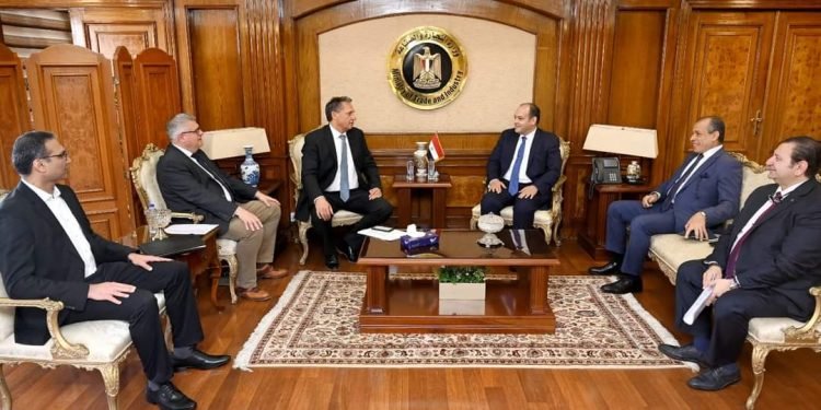 وزير التجارة والصناعة يبحث مع وفد شركة مرسيدس – بنز تعزيز استثمارات الشركة بالسوق المصري