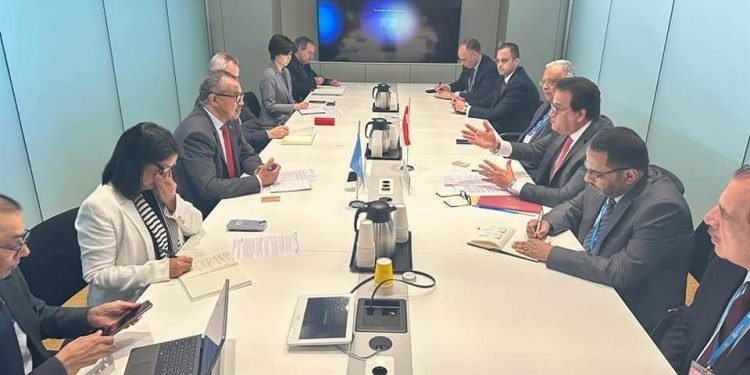 وزير الصحة يدعو مدير عام منظمة الصحة العالمية لحضور المؤتمر العالمي للسكان والصحة والتنمية