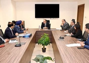 وزير التجارة والصناعة يبحث مع شركتين من كبريات شركات تصنيع المركبات وقطع غيار السيارات الهندية