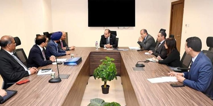وزير التجارة والصناعة يبحث مع شركتين من كبريات شركات تصنيع المركبات وقطع غيار السيارات الهندية
