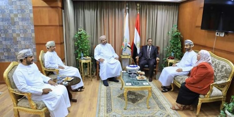 رئيس التنظيم والإدارة يستقبل وزير العمل العماني ويبحثان تعزيز التعاون المشترك