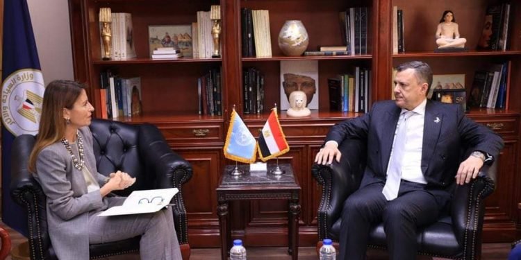 وزير السياحة والآثار ومدير مكتب اليونسكو الإقليمي بالقاهرة يبحثان سبل تعزيز التعاون بين الوزارة والمنظمة في مجال العمل الأثري