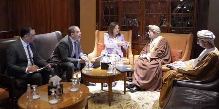 وزيرة التخطيط والتنمية الاقتصادية تبحث سبل التعاون المشترك مع وزير المالية ورئيس جهاز الاستثمار العماني