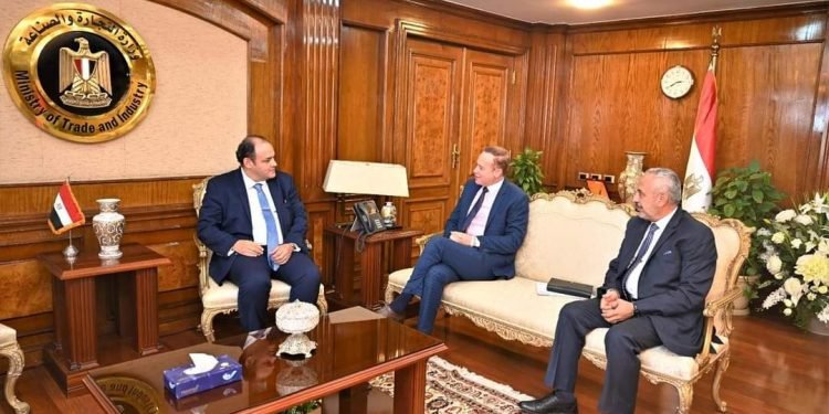 وزير التجارة والصناعة يلتقي مسؤولي شركتين سعوديتين متخصصين في مجال الطاقة وتحلية المياه والصناعات الغذائية