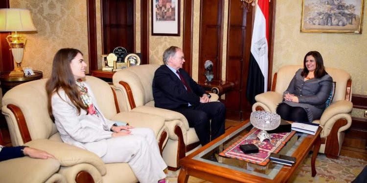 وزيرة الهجرة تستقبل سفير الاتحاد الأوروبي لدى مصر لبحث إنشاء مركز مصري أوروبي لدعم التشغيل في أوروبا