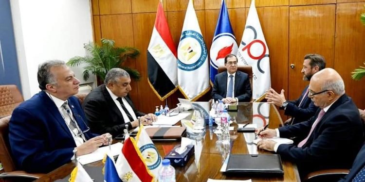 وزير البترول: قطاع البترول ينفذ حالياً عدة مشروعات استراتيجية هامة فى مجالى التكرير والبتروكيماويات تهدف إلى زيادة الطاقة الإنتاجية