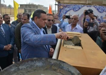وزير التنمية المحلية يضع حجر أساس مركز خدمات مصر بالعريش ويتفقد شوارع المدينة ويلتقي بالمواطنين وأصحاب المحلات