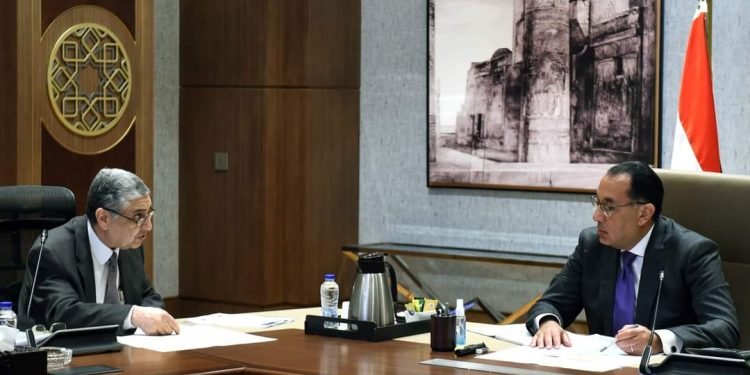 رئيس الوزراء يتابع مع وزير الكهرباء جهود العمل في عدة ملفات