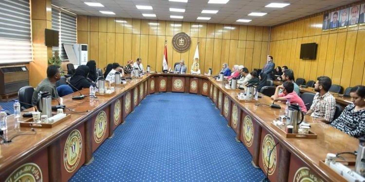 وزير القوى العاملة يُسلم تعويضات جديدة لأسر عمالة غير منتظمة.