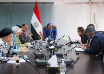 وزيرة البيئة تعقد إجتماعاً مع لجنة الإستثمار بوزارة البيئة لبحث الفرص التمويلية المتاحة للإستثمار فى عدد من المحميات الطبيعية