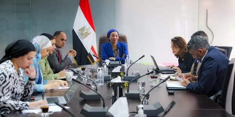 وزيرة البيئة تعقد إجتماعاً مع لجنة الإستثمار بوزارة البيئة لبحث الفرص التمويلية المتاحة للإستثمار فى عدد من المحميات الطبيعية