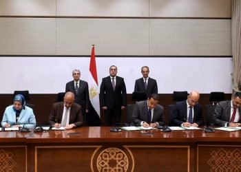 رئيس الوزراء يشهد توقيع عقود لتحويل الأماكن التابعة لشركات الاتصالات الأربع العاملة في مصر للعمل بالطاقة النظيفة