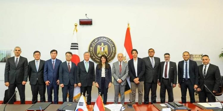 وزارة التعاون الدولي والسفارة الكورية توقعان اتفاق تمويل تنموي بقيمة 460 مليون دولار لتوريد 40 وحدة قطار للخطين الثاني والثالث لمترو أنفاق القاهرة الكبرى