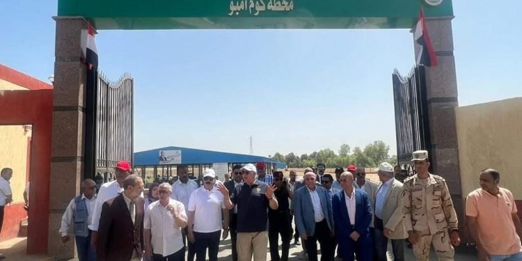 وزير الزراعة ومحافظ أسوان ورئيس هيئة تنمية الصعيد يتفقدون أول محطة لإنتاج شتلات قصب السكر بتكلفة 300 مليون جنيه