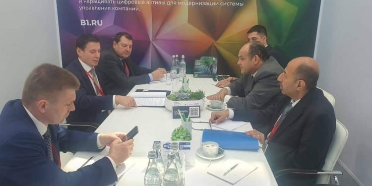 وزير التجارة والصناعة يعقد سلسلة لقاءات مكثفة مع عدد من كبار المسؤولين المشاركين بالمنتدى