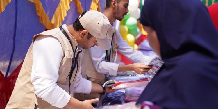 بَيْتُ الزُّكاةِ والصَّدَقاتِ الْمِصْرِيَّ يطلق مبادرة “كتر من خيرك..وفرح غيرك” لتوزيع الملابس قبل العيد