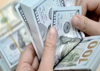 سعر الفائدة والدولار .. صداع في رأس الاقتصاد المصري
