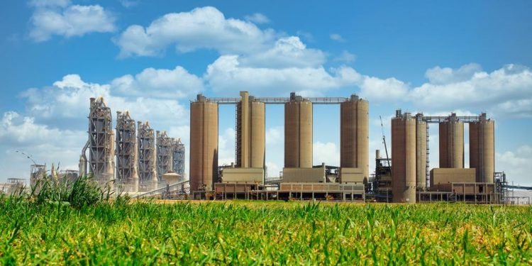 لافارج مصر تستعرض جهودها لتحقيق الاستدامة البيئية في صناعة مواد البناء