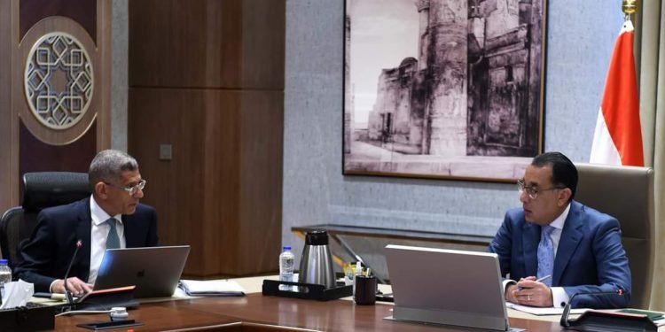 رئيس الوزراء يتابع مع الرئيس التنفيذي لوكالة الفضاء المصرية عددًا من مشروعات الوكالة