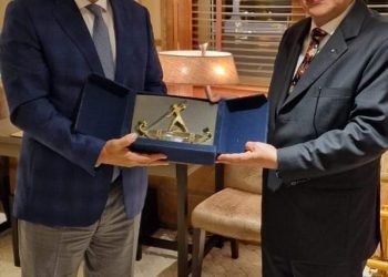 رئيس هيئة قناة السويس يبحث مع وزير الشئون البحرية اليوناني سبل التعاون المشترك