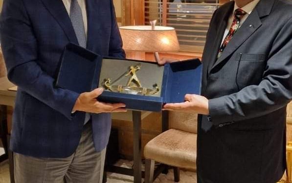 رئيس هيئة قناة السويس يبحث مع وزير الشئون البحرية اليوناني سبل التعاون المشترك