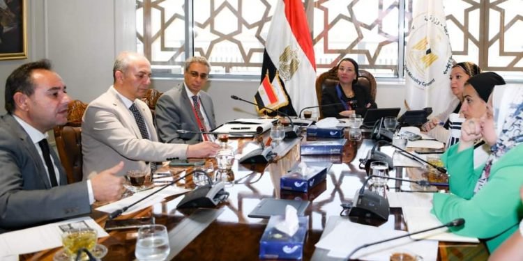 وزيرة البيئة والمنسق الوزارى ومبعوث مؤتمر المناخ cop27 تناقش آخر مستجدات الإستعدادات اللوجيستية للجناح الرسمي المصري المشارك في مؤتمر المناخ COP28 .