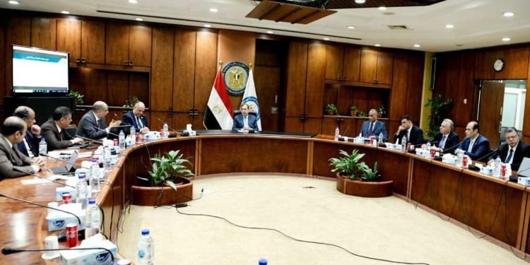 عقد المهندس طارق الملا وزير البترول اجتماعاً لمتابعة الاجراءات الجارية لتنفيذ مشروع مجمع انتاج السيليكون المقرر اقامته بمدينة العلمين الجديدة