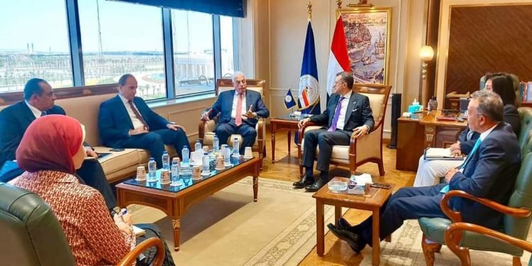 وزير السياحة والآثار يلتقي محافظ جنوب سيناء لبحث سبل تعزيز الترويج السياحي لمدينة شرم الشيخ خلال الفترة القادمة